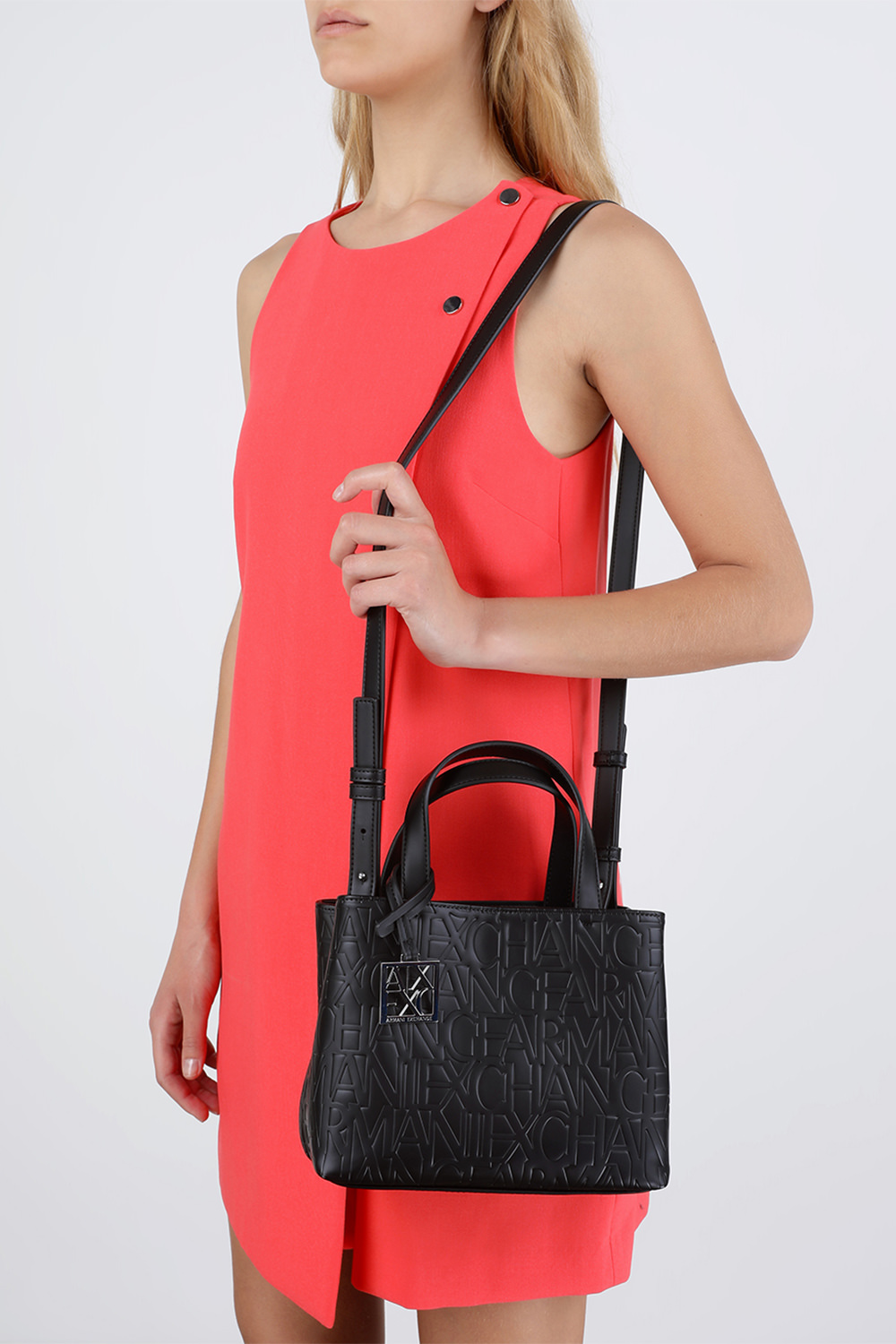 תמונת כל הלוק של תיק נשיאה לוגומאני שחור ARMANI EXCHANGE